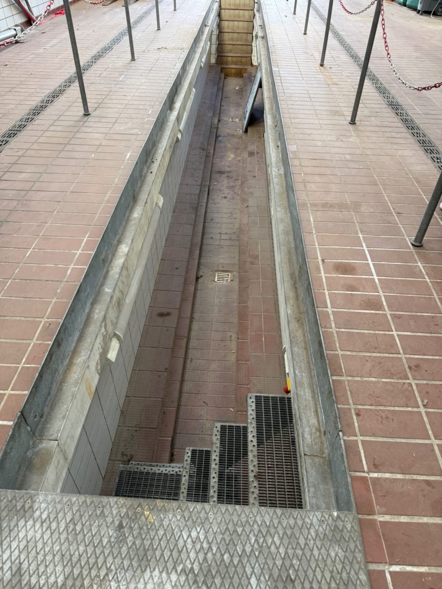 Grundreinigung der Fahrzeughalle inkl. der Arbeitsgrube - vorher