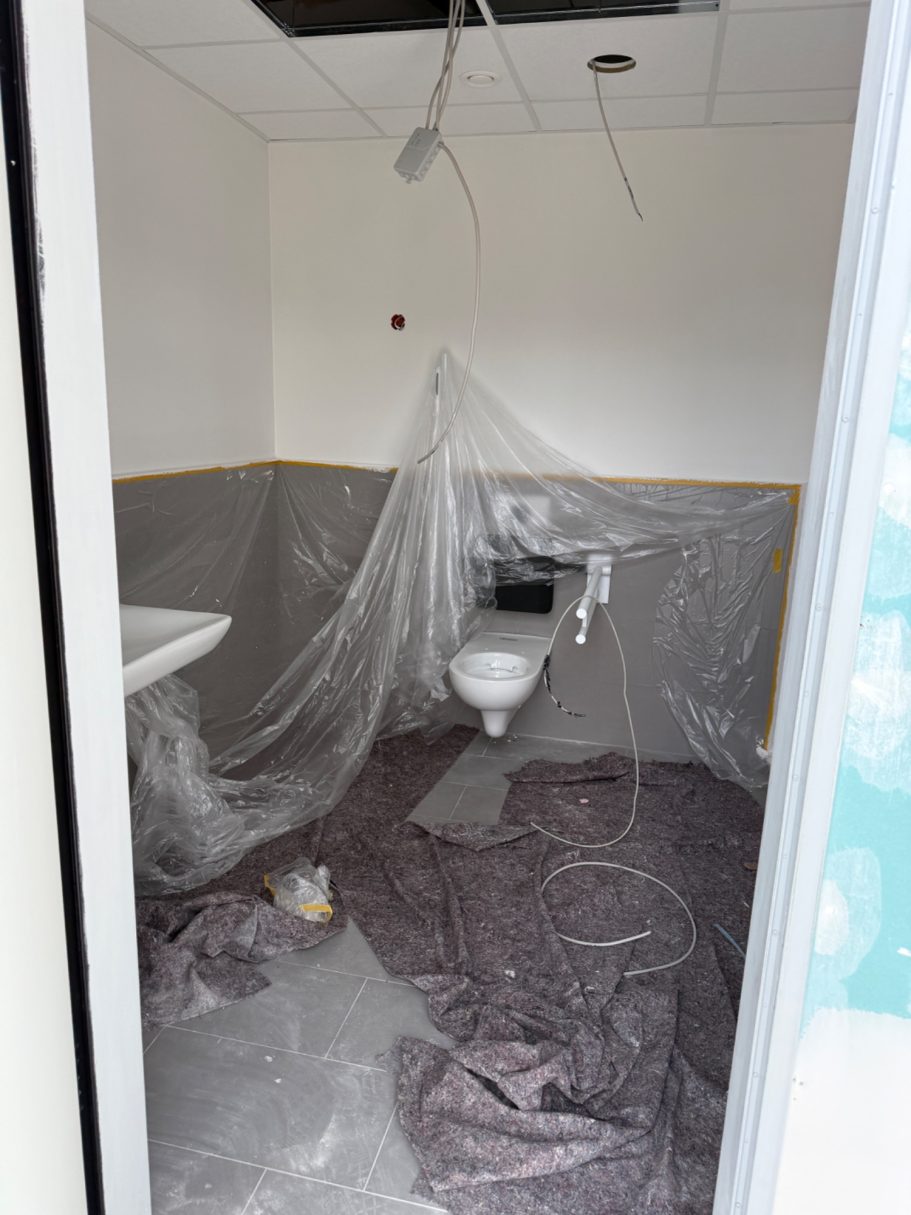 Bauschlussreinigung im Ladenbau - vorher