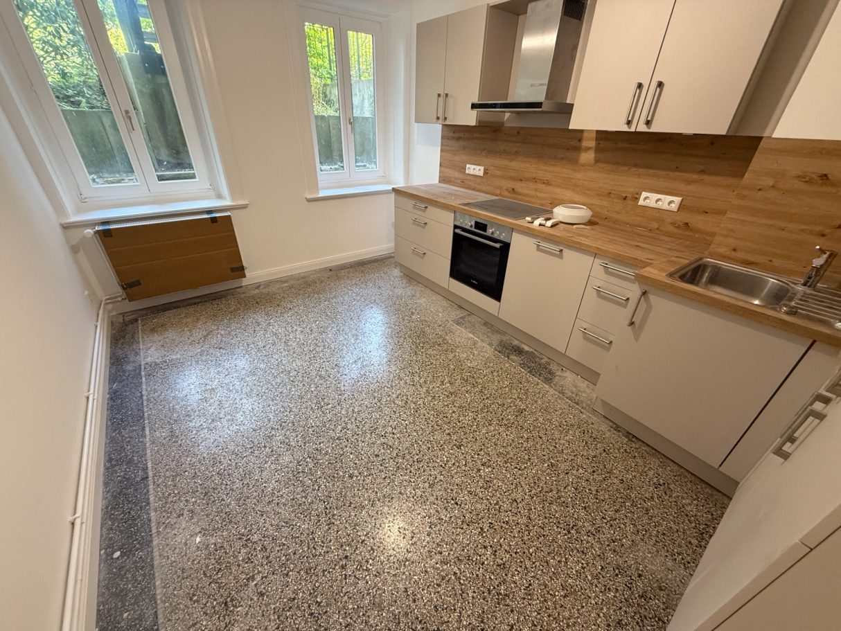 Bauschlussreinigung und Aufarbeitung des Terrazzo-Belages vorher