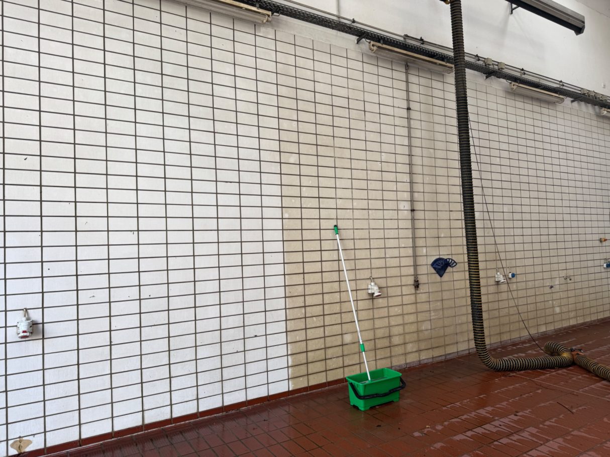 Grundreinigung der Waschhalle - vorher und nachher in einem Bild